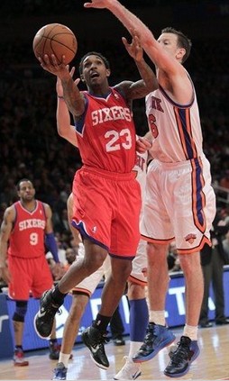 他在被撞倒 他在被撞倒